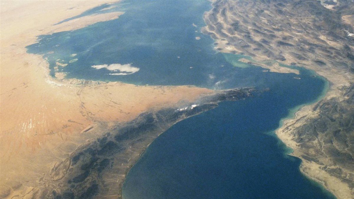 إيداع رسوم عبور مضيق هرمز الأولي في حساب البنك المركزي