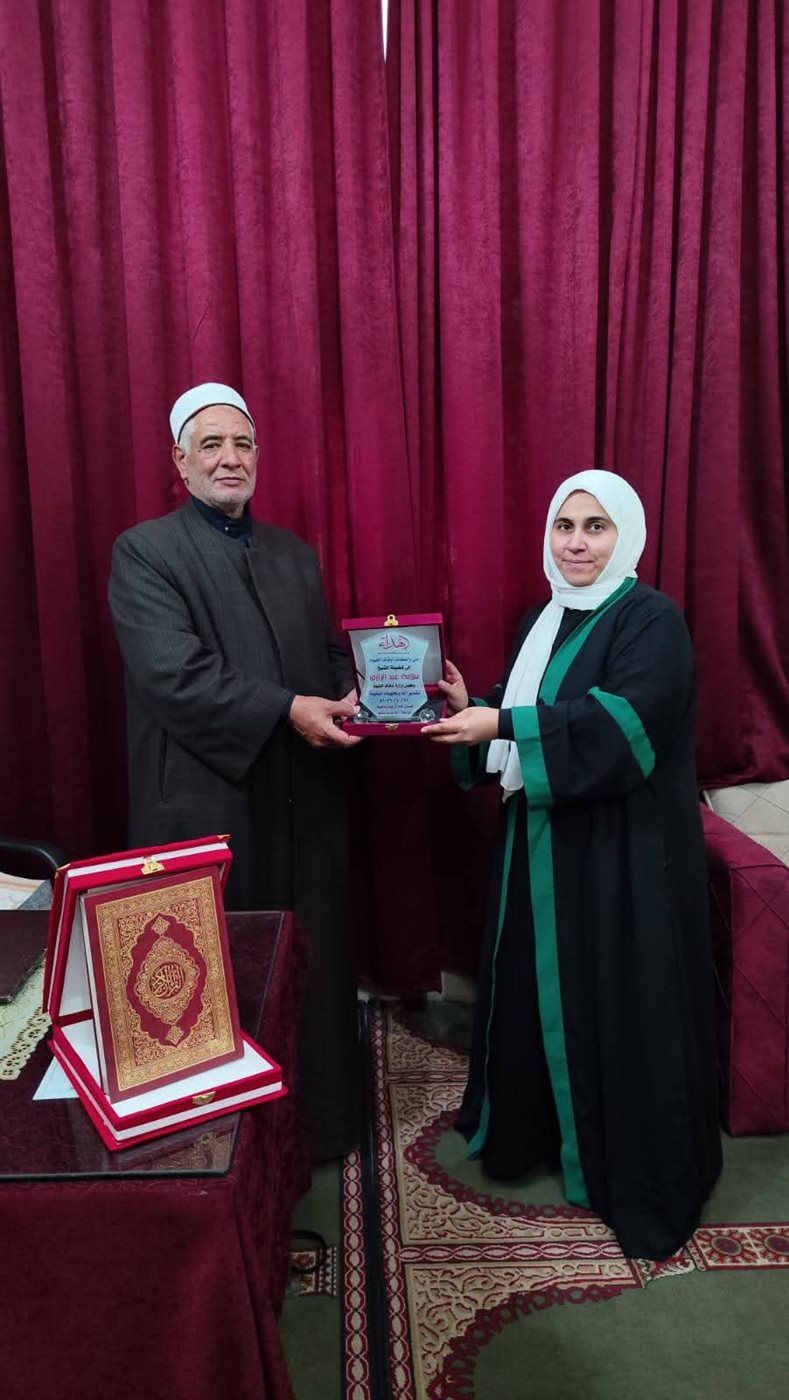 واعظات أوقاف الفيوم يكرمن مدير المديرية تقديرًا لجهوده الدعوية والإدارية