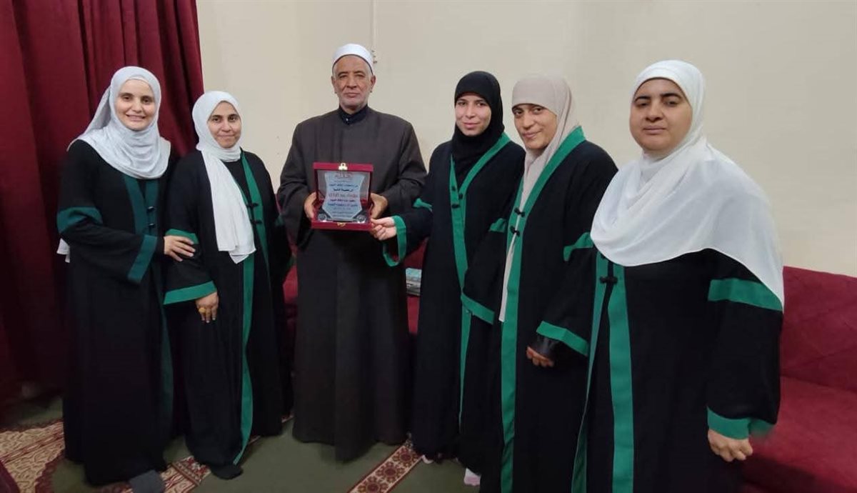 واعظات أوقاف الفيوم يكرمن مدير المديرية تقديرًا لجهوده الدعوية والإدارية
