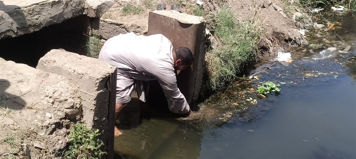 بيروى أكثر من 200 فدان... مزارعو قرية طبهار يستغيثون بمحافظ الفيوم: بحر أبو الحد الواطي مسدود بالقمامة ومش عارفين نسقي أرضنا