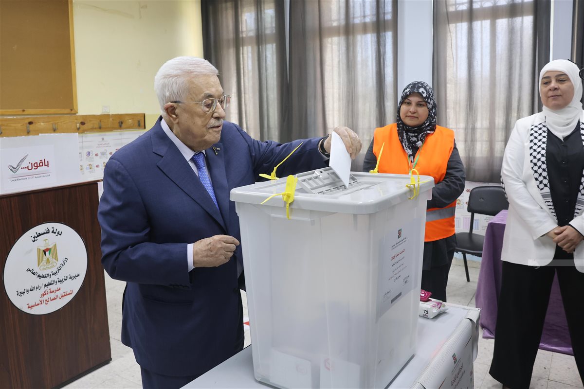 <strong>أخبار غزة الآن.. إدلاء الرئيس الفلسطيني بصوته في الانتخابات&nbsp;</strong>