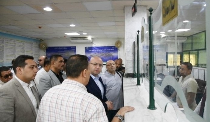 محافظ الفيوم يتفقد سيرالعمل بالمركزالتكنولوجي بيوسف الصديق يناقش المترددين على المركز التكنولوجي حول مستوى الخدمات