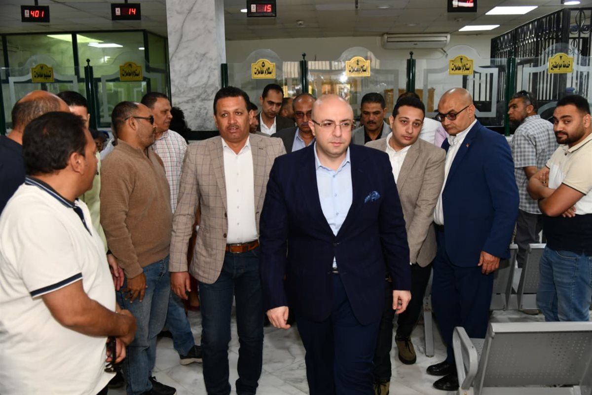 محافظ الفيوم يتفقد سيرالعمل بالمركزالتكنولوجي بيوسف الصديق يناقش المترددين على المركز التكنولوجي حول مستوى الخدمات