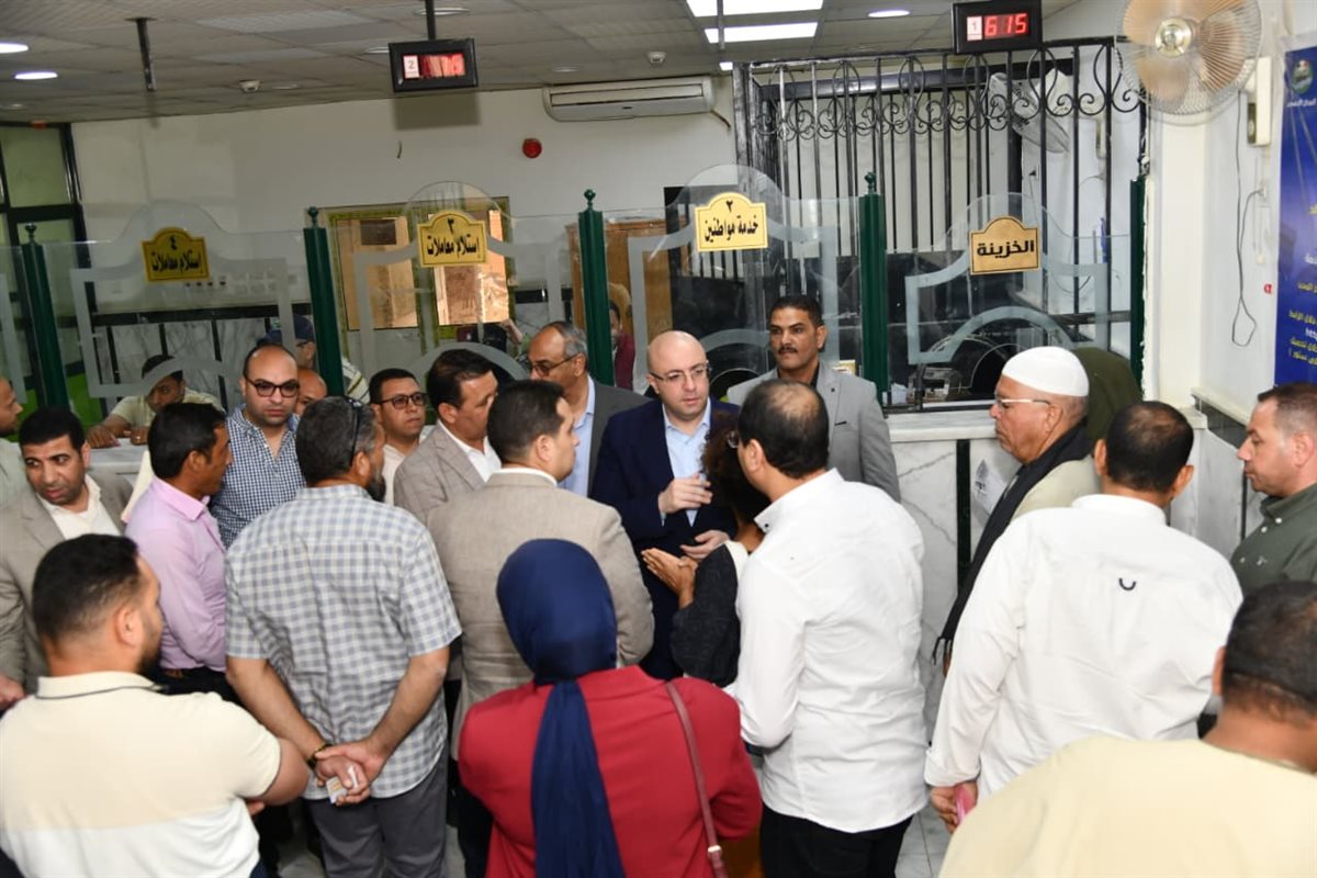 محافظ الفيوم يتفقد سيرالعمل بالمركزالتكنولوجي بيوسف الصديق يناقش المترددين على المركز التكنولوجي حول مستوى الخدمات