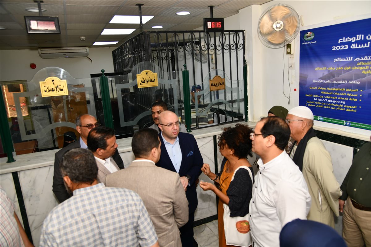 محافظ الفيوم يتفقد سيرالعمل بالمركزالتكنولوجي بيوسف الصديق يناقش المترددين على المركز التكنولوجي حول مستوى الخدمات