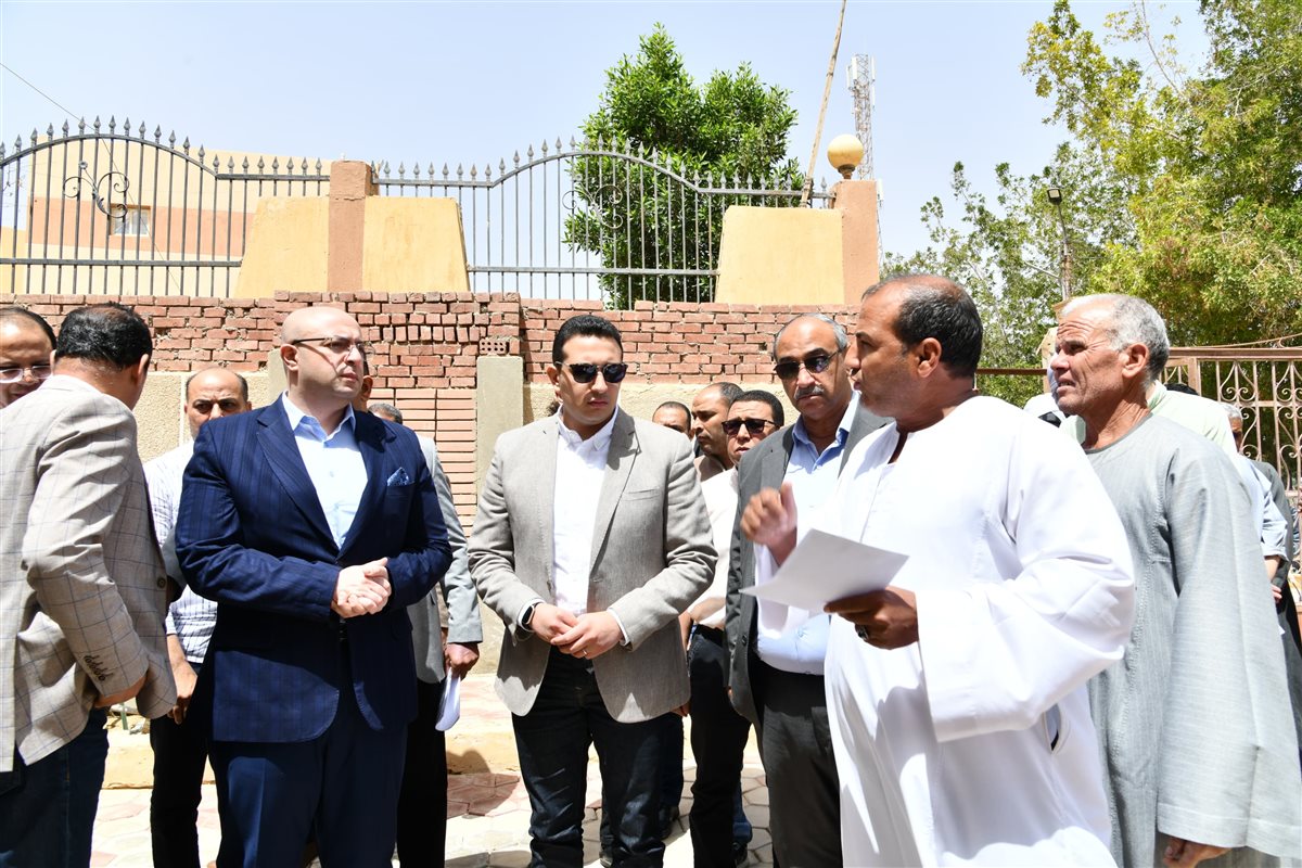 محافظ الفيوم يتفقد سيرالعمل بالمركزالتكنولوجي بيوسف الصديق يناقش المترددين على المركز التكنولوجي حول مستوى الخدمات