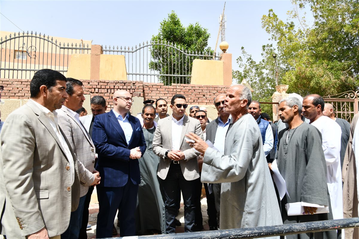 محافظ الفيوم يتفقد سيرالعمل بالمركزالتكنولوجي بيوسف الصديق يناقش المترددين على المركز التكنولوجي حول مستوى الخدمات