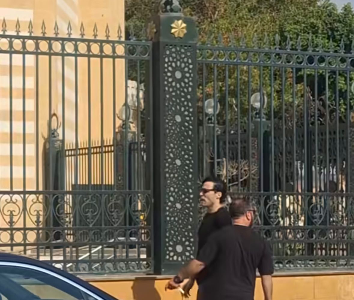 أمير عيد في جنازة والد طليقته ليلى فاروق