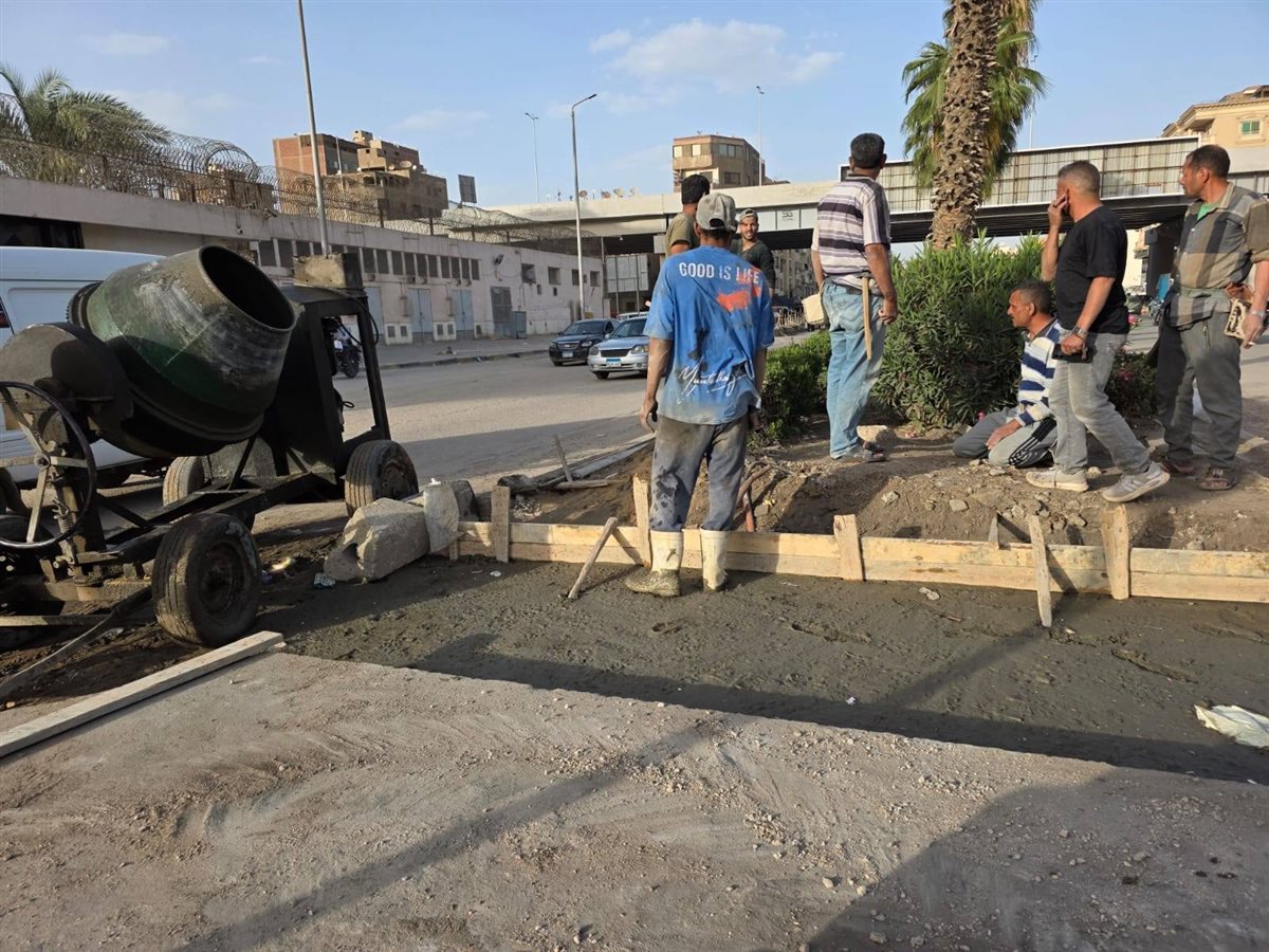 جانب من تركيب الحواجز الخرسانية