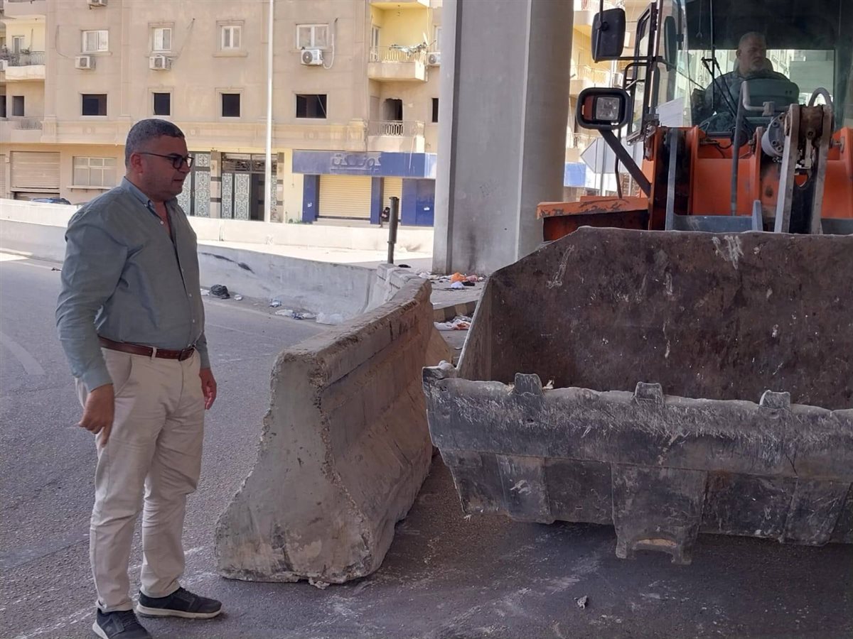 جانب من تركيب الحواجز الخرسانية