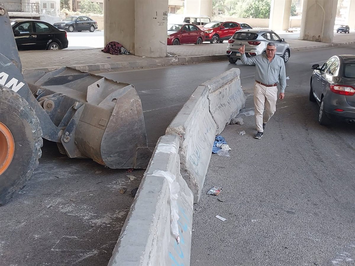 جانب من تركيب الحواجز الخرسانية