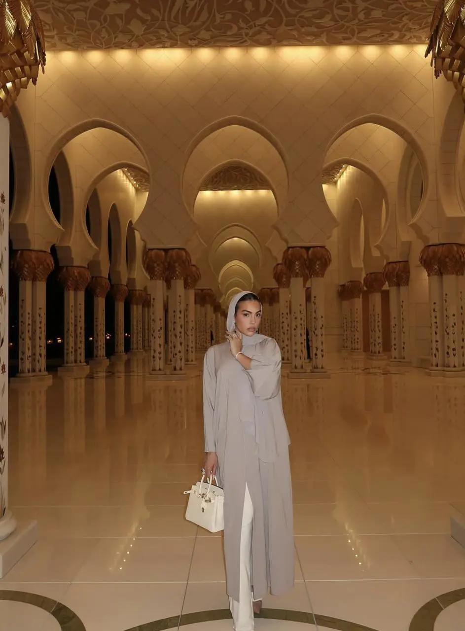 إطلالة جورجينا روديغيز في مسجد الشيخ زايد