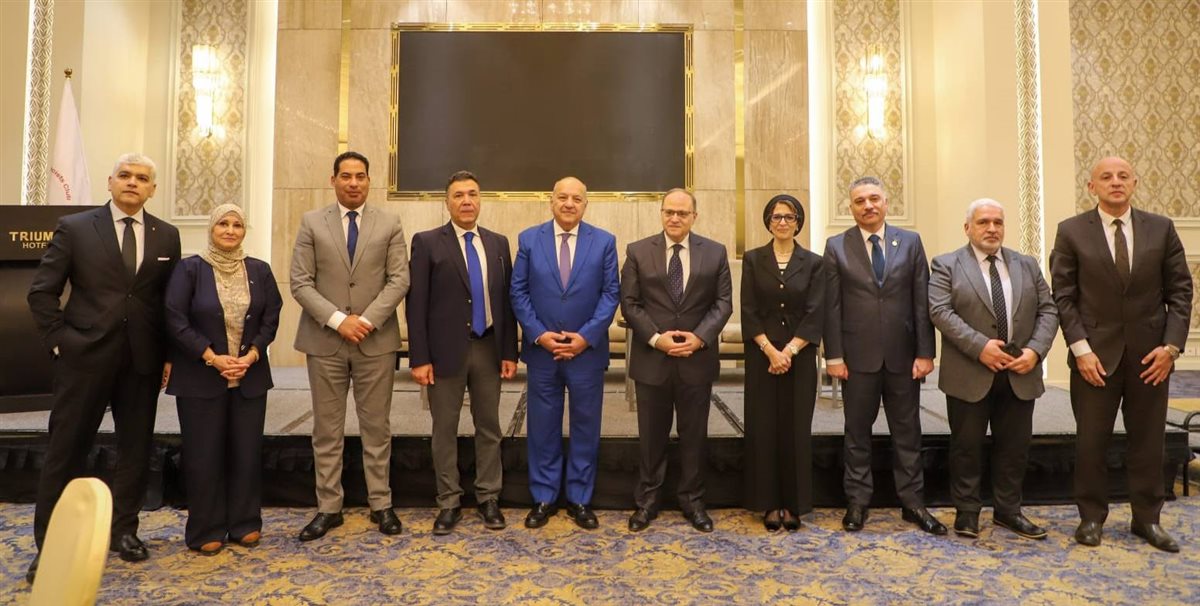 جانب من المائدة المستديرة