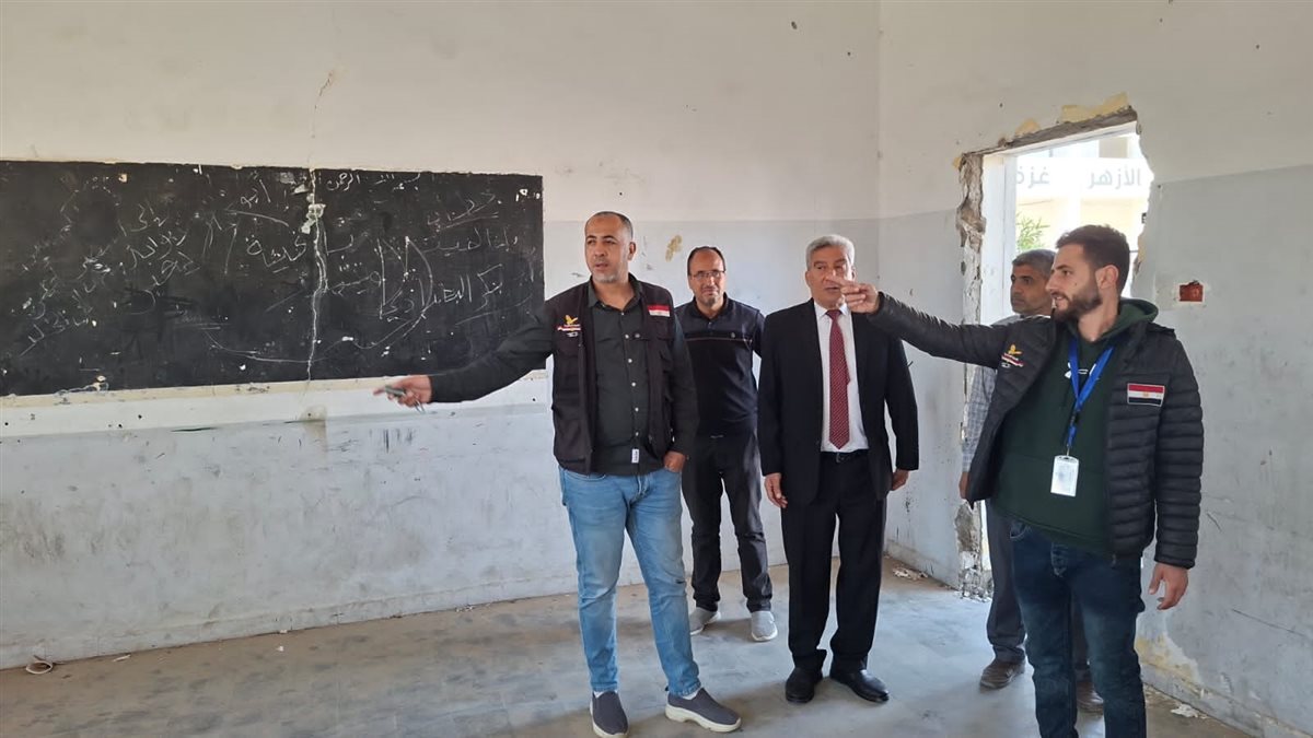 وفد اللجنة المصرية يزور المعاهد الأزهرية بفلسطين