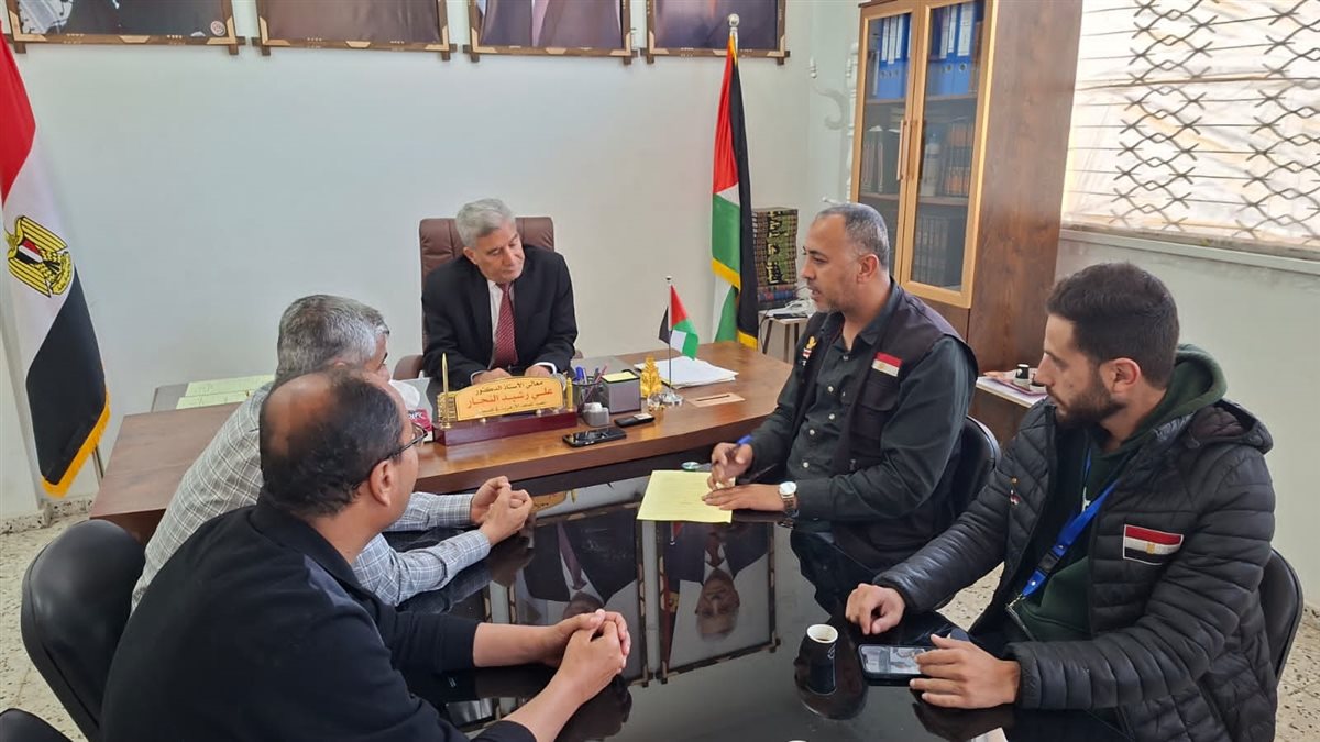 وفد اللجنة المصرية يزور المعاهد الأزهرية بفلسطين