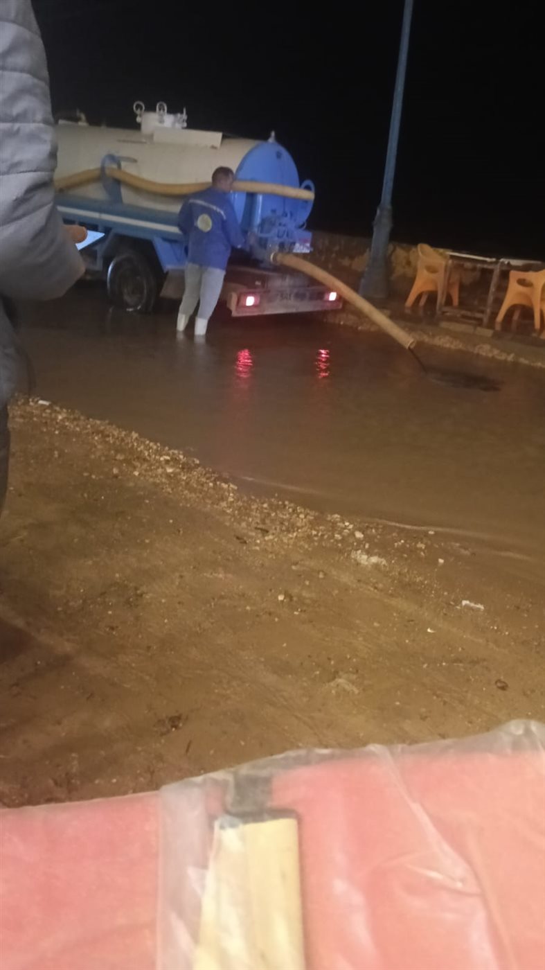 لشدة الرياح.. مياه بحيرة قارون تندفع للطريق العام ومركز إبشواي يتحرك لأحتواء الموقف