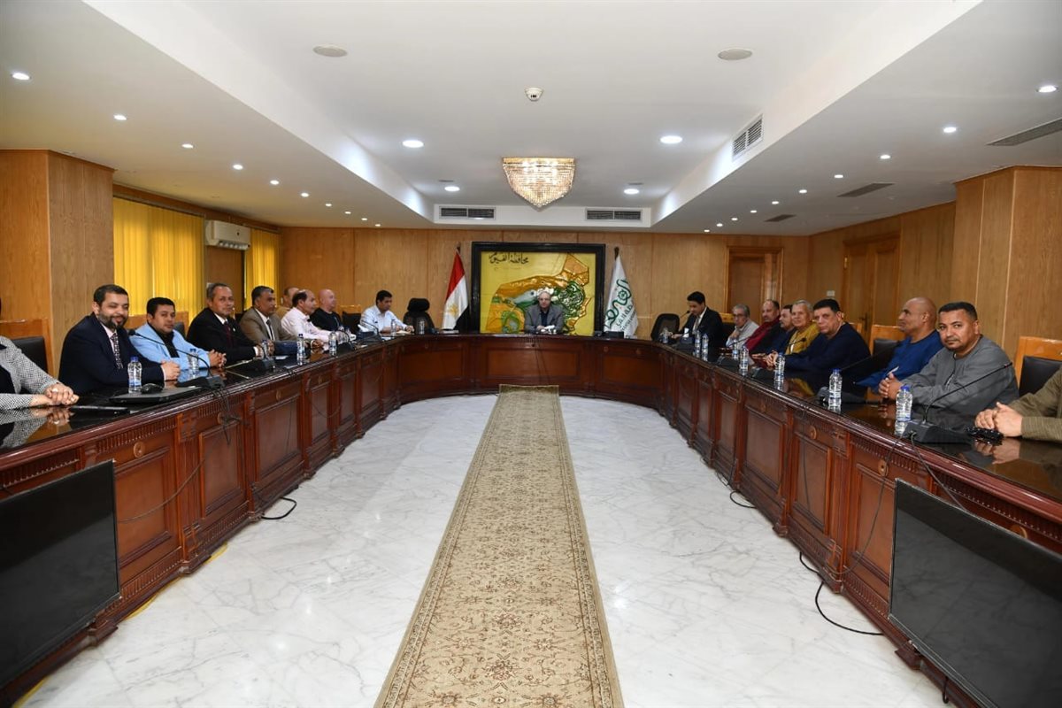 محافظ الفيوم يبحث آليات الارتقاء بالقطاع الزراعي ومناقشة سبل دعم المزارعين وتلبية احتياجاتهم