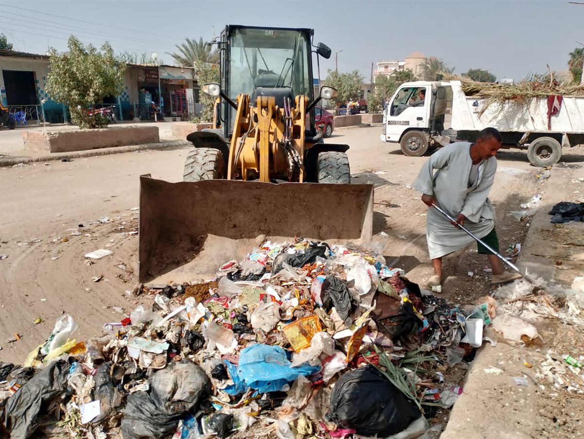 حملات مكثفة للنظافة ورفع التراكمات وصيانة الإنارة بمركزي يوسف الصديق وطامية