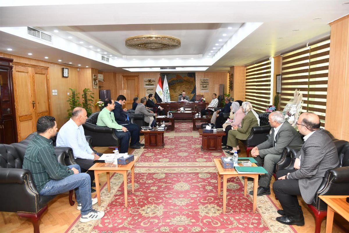 محافظ الفيوم يناقش مع