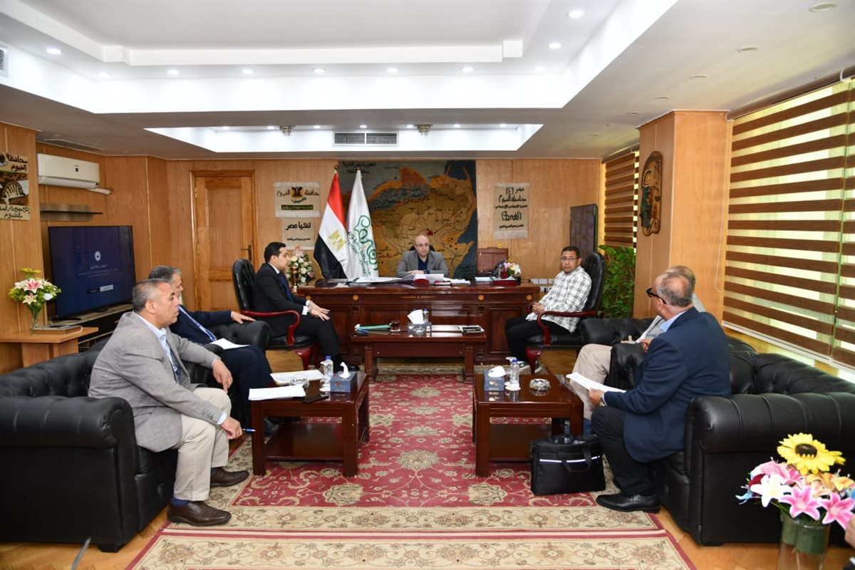 محافظ الفيوم يناقش مع