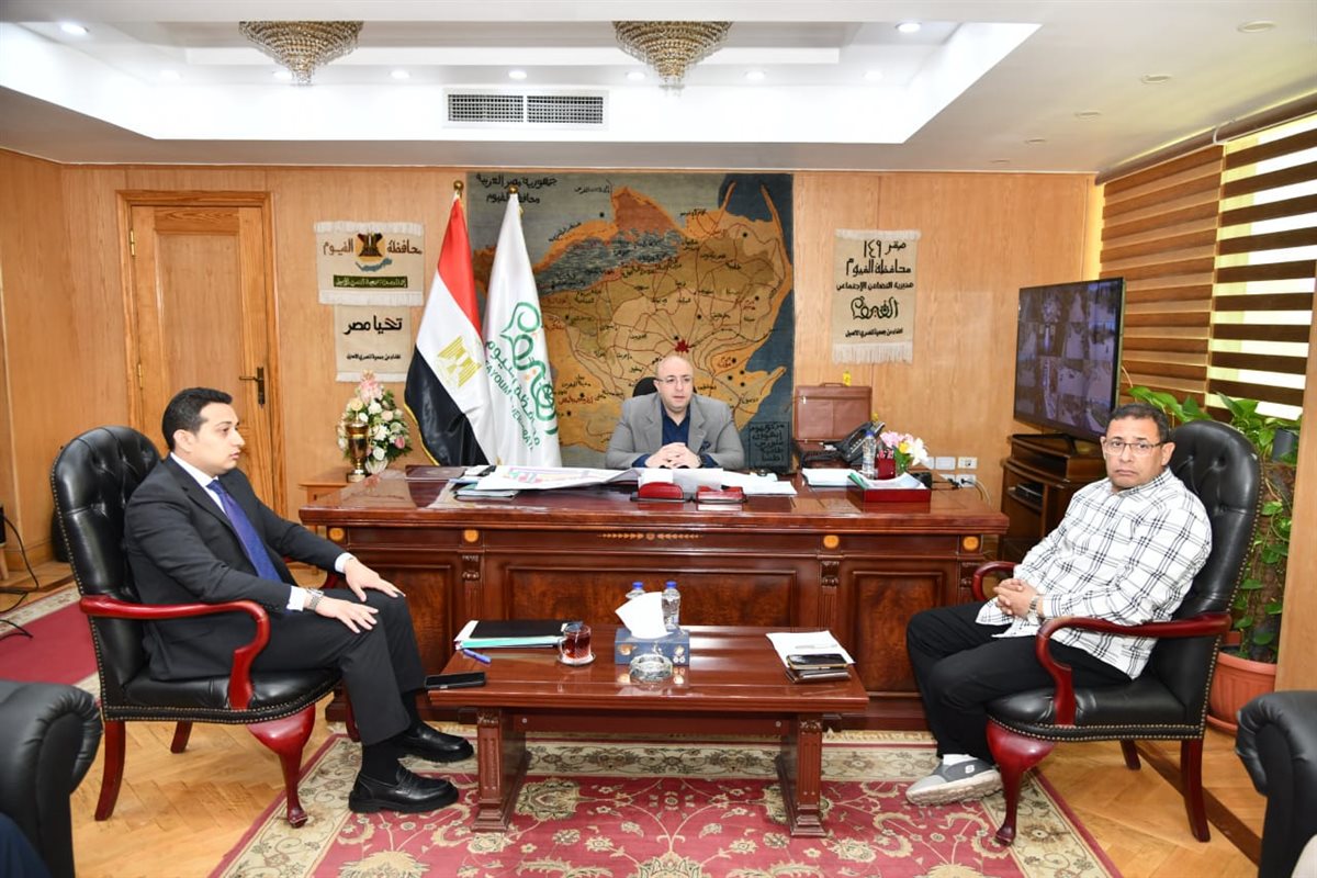 محافظ الفيوم يناقش مع