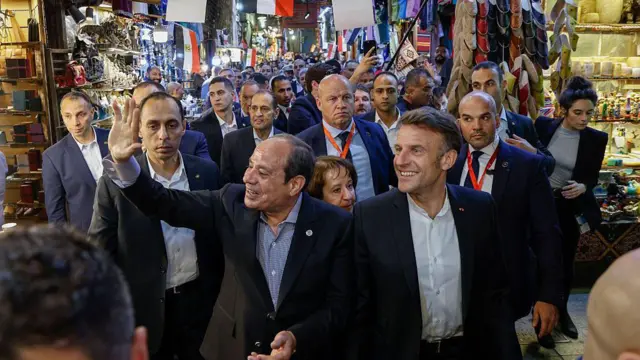 الرئيس السيسي وماكرون في خان الخليلي بالقاهرة