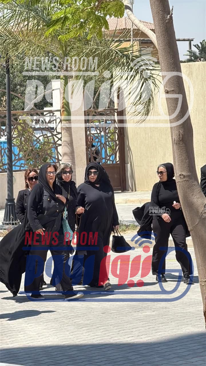فيفي عبده &nbsp;وبوسي شلبي في جنازة هاني شاكر