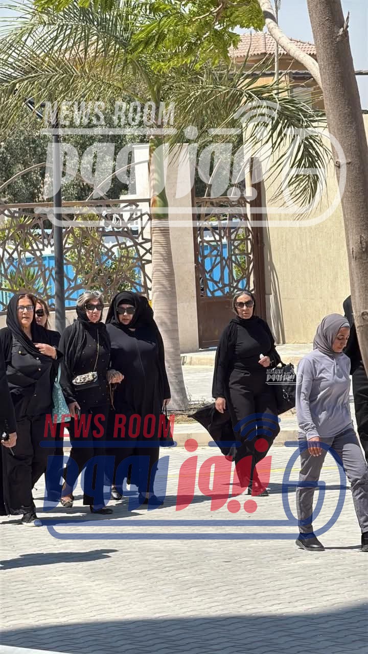 فيفي عبده &nbsp;وبوسي شلبي في جنازة هاني شاكر