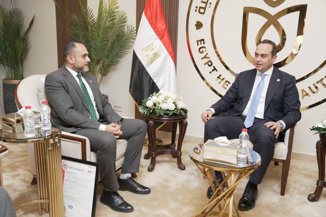 جانب من استلام الشهادة