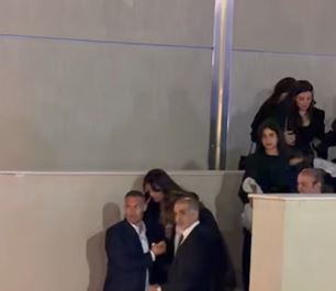 انهيار نهلة توفيق أرملة هاني شاكر أثناء مغادرة العزاء