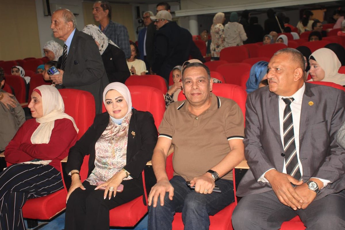 “سواعد تبني الوطن”.. ثقافة الفيوم تحتفي بعيد العمال بفقرات وطنية وفنية كبرى بنادي المحافظة