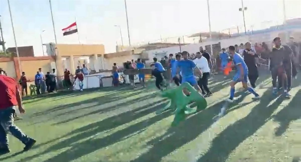 لحظة الاعتداء على لاعبي المدينة المنورة بالأقصر
