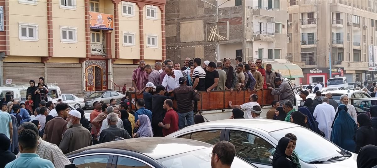 المئات يشيعون جثمان أب لقى مصرع فى حريق شقته وإصيبت زوجته وأولاده بالفيوم