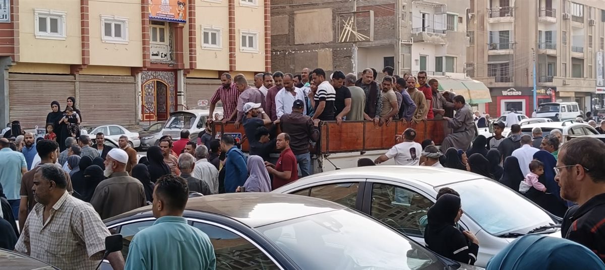 المئات يشيعون جثمان أب لقى مصرع فى حريق شقته وإصيبت زوجته وأولاده بالفيوم
