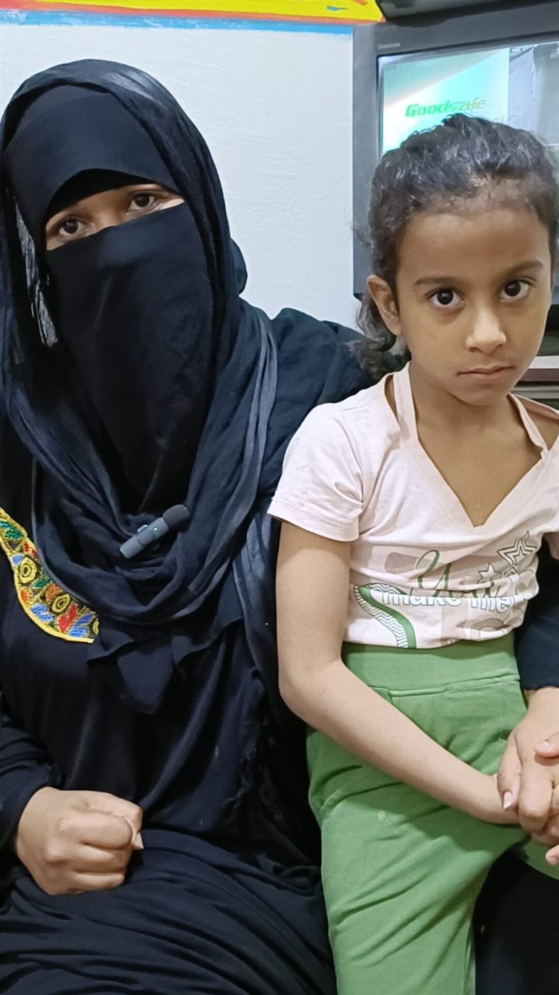 الطفلة وولدتها