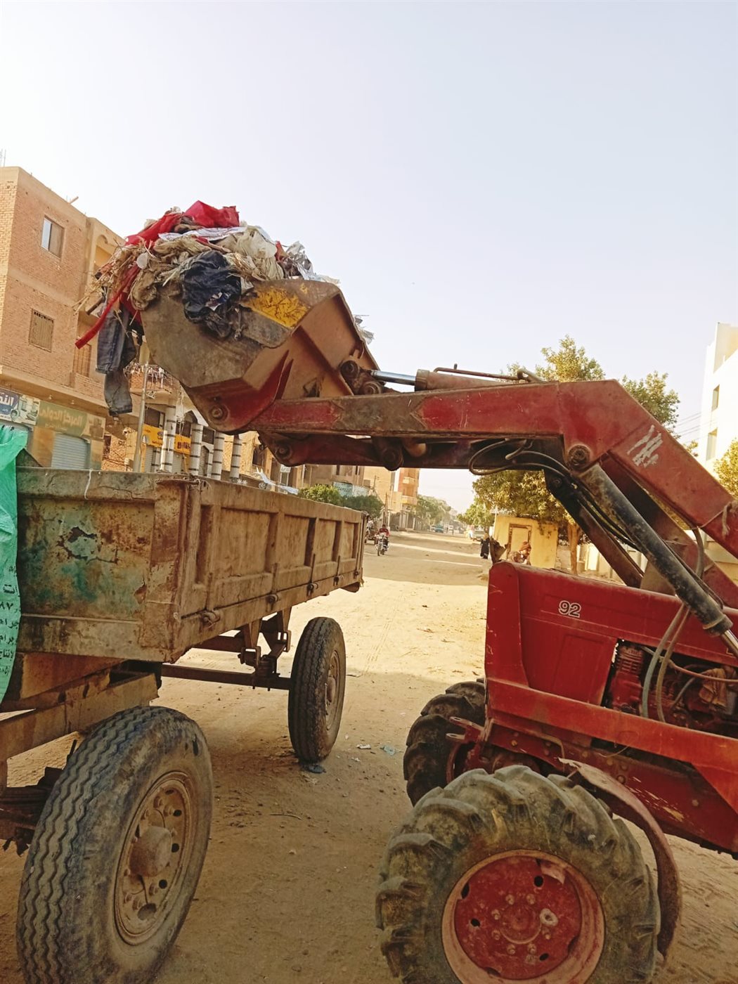 حملات مكثفة للنظافة ورفع الإشغالات وتحسين المظهر الحضاري بمركزي إطسا وسنورس