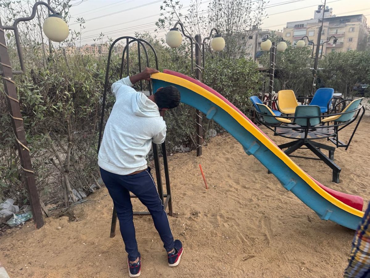جانب من إزالة منطقة ألعاب أطفال