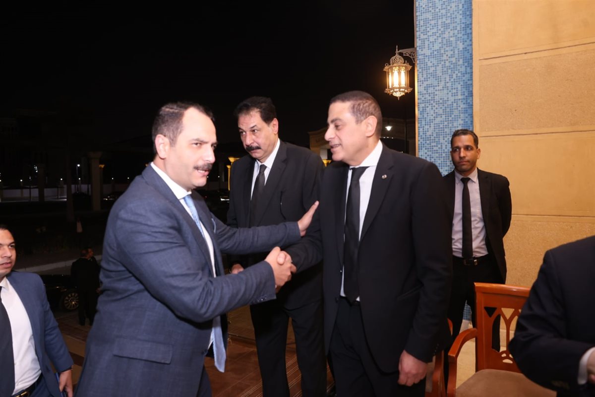 جانب من تقديم واجب العزاء
