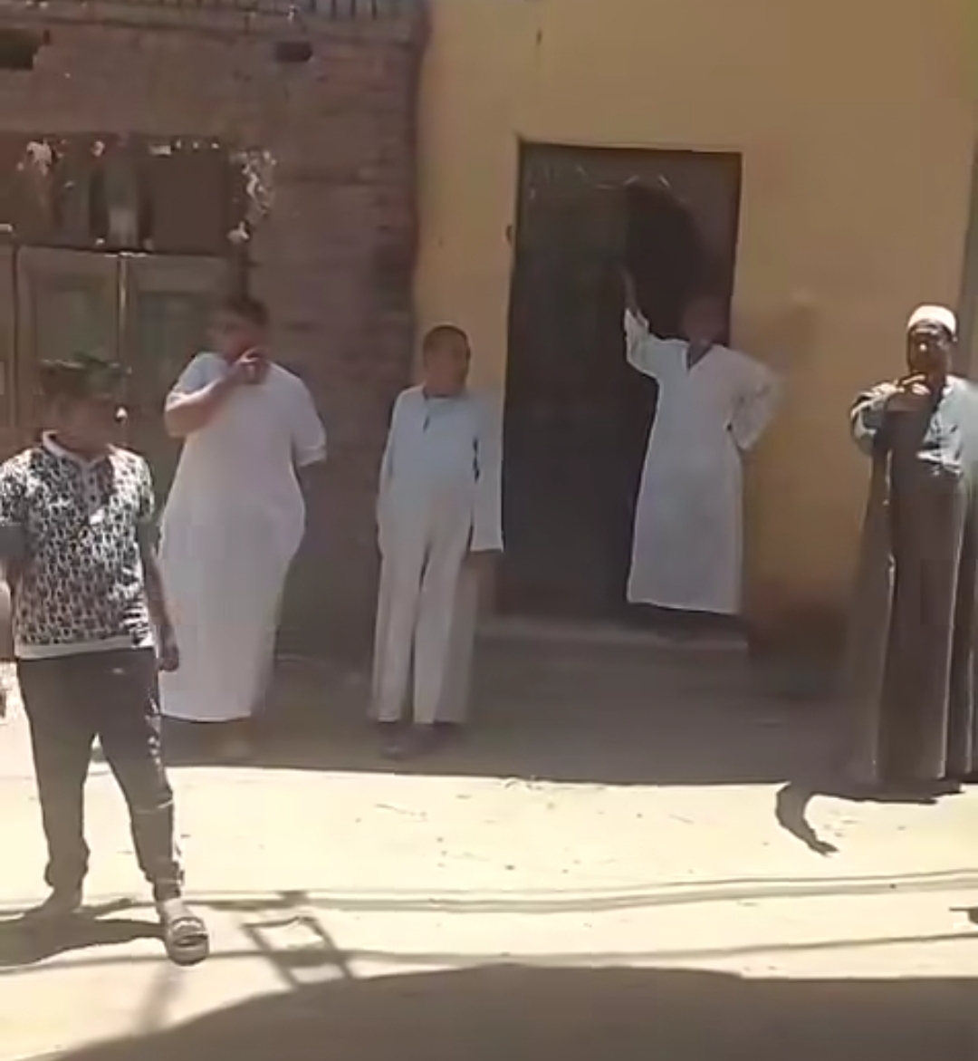 الأهالى امام المسجد