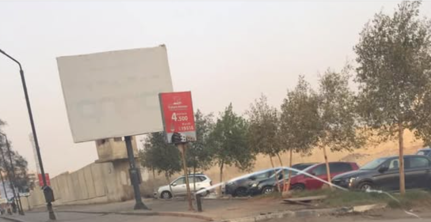 الصورة التي تدعي نزع اللافتة