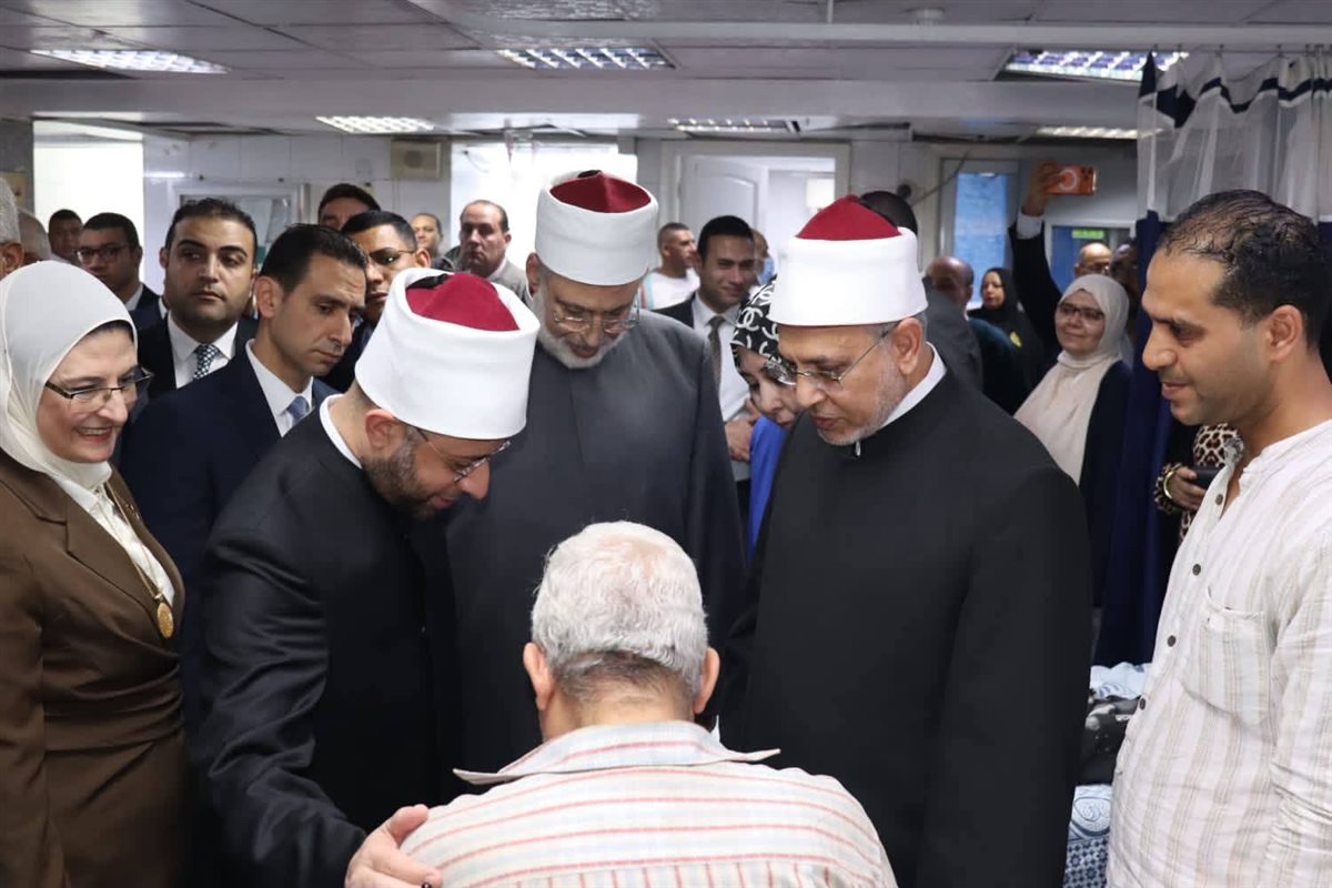وزير الأوقاف ورئيس الجامعة يستمعون لأحد المرضى