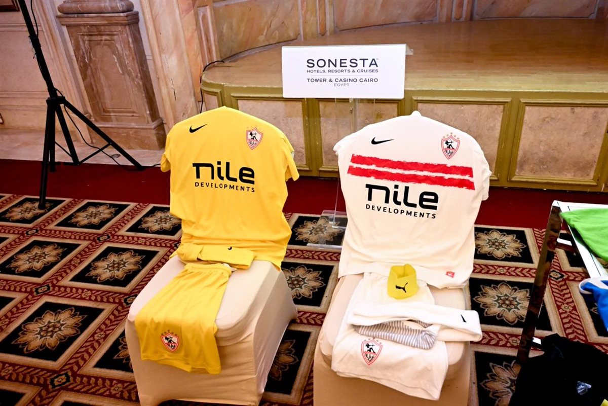 الزي التقليدي لنادي الزمالك