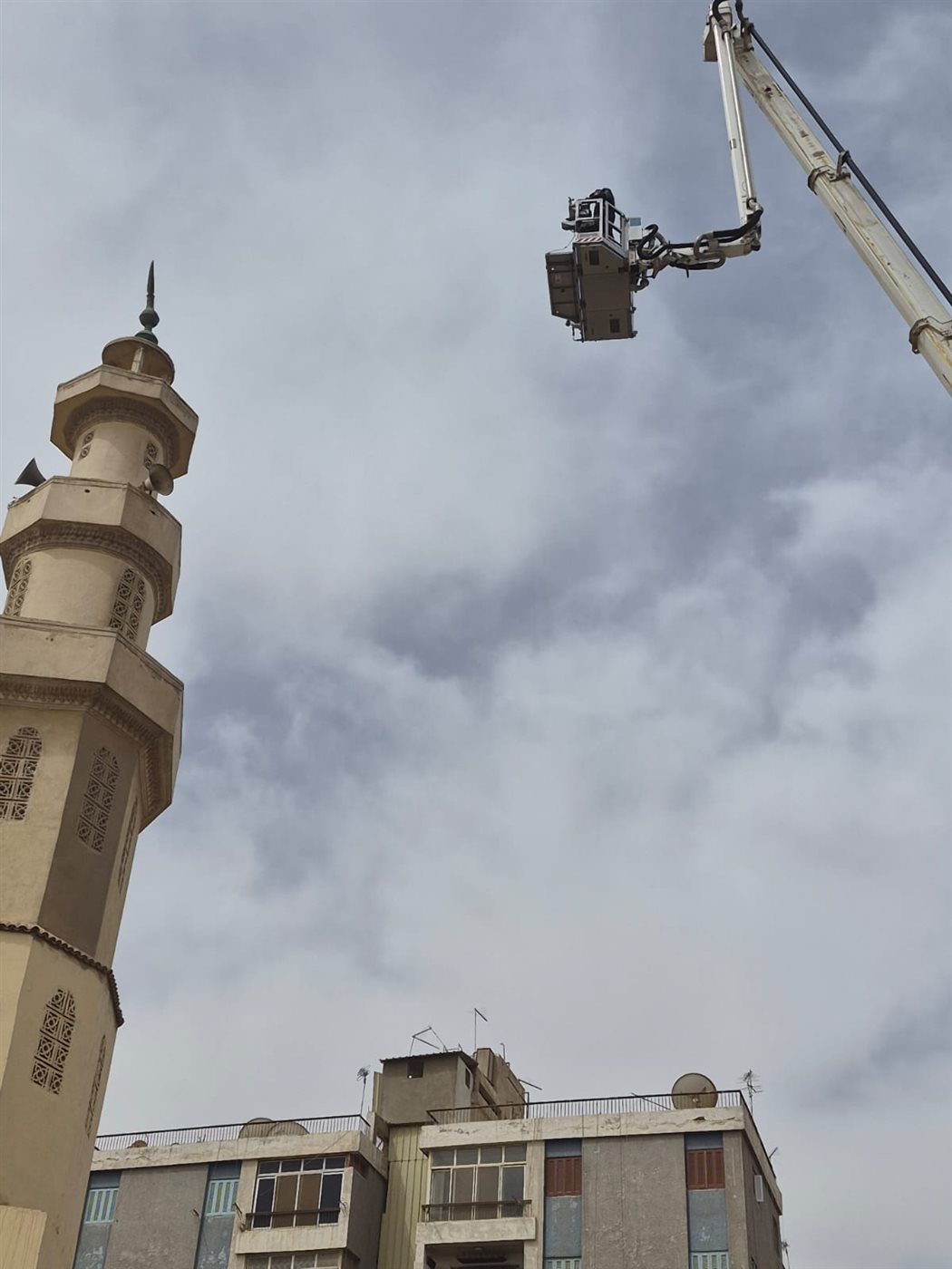 إنقاذ رواد مسجد من وقوع هلال نحاسي ضخم آيل للسقوط بمدينة نصر