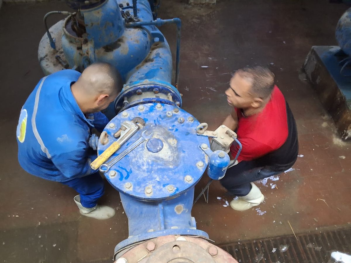 رئيس مياه الفيوم يترأس أعمال الصيانة الوقائية بعنبر الطلمبات النقية بمحطة مياه العزب الجديدة