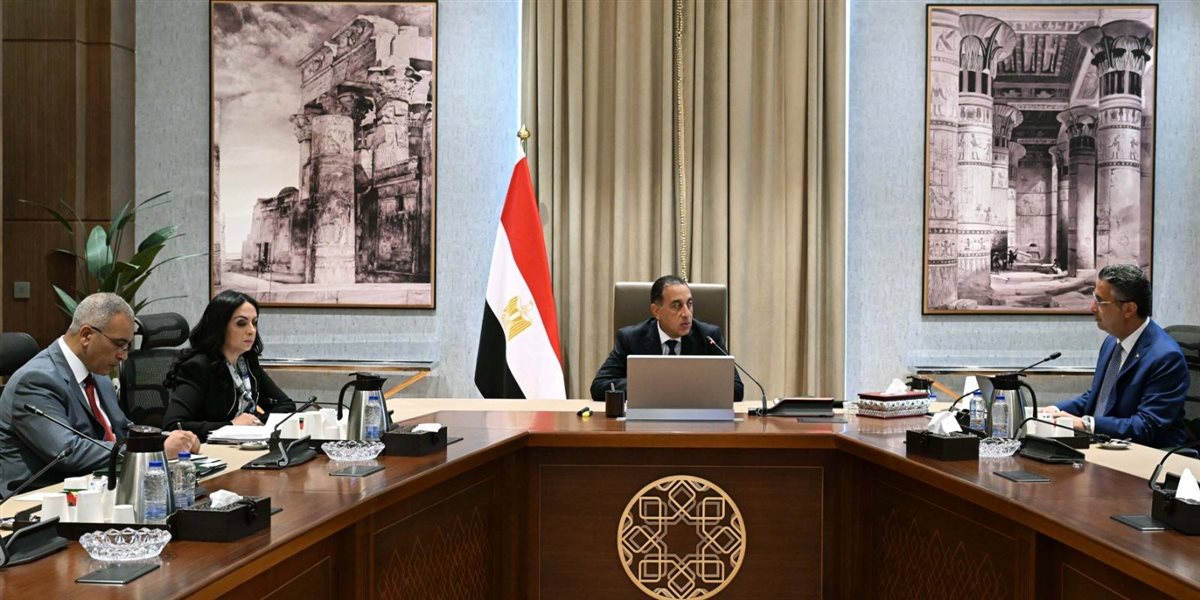 جانب من اجتماع رئيس الوزراء