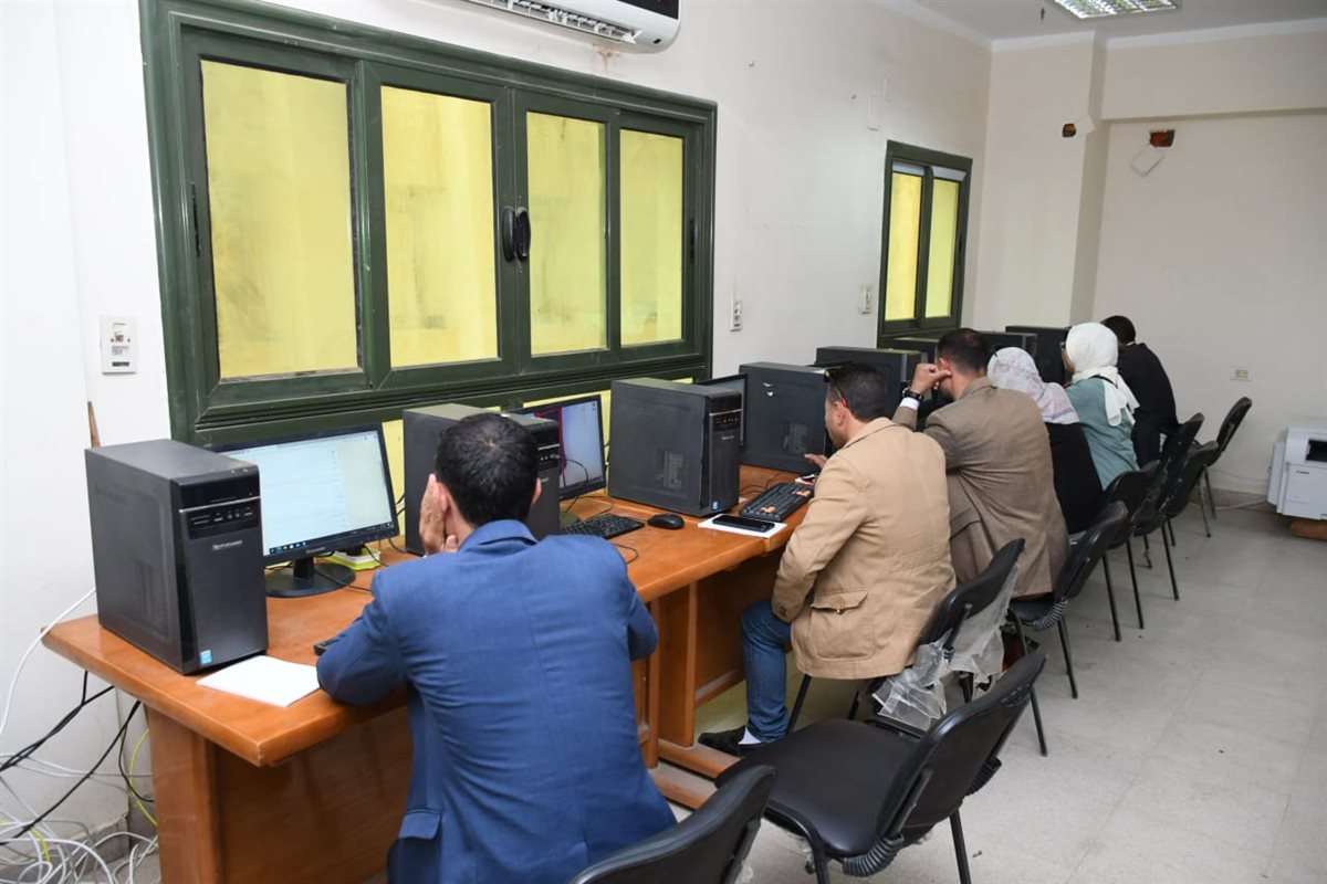 لليوم الثاني على التوالي.. محافظ الفيوم يتابع أعمال اختبارات المتقدمين لوظائف القيادات المحلية الجديدة
