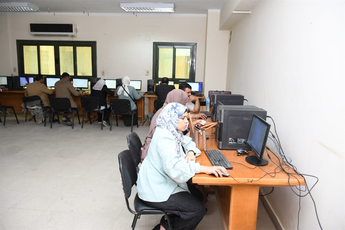 لليوم الثاني على التوالي.. محافظ الفيوم يتابع أعمال اختبارات المتقدمين لوظائف القيادات المحلية الجديدة