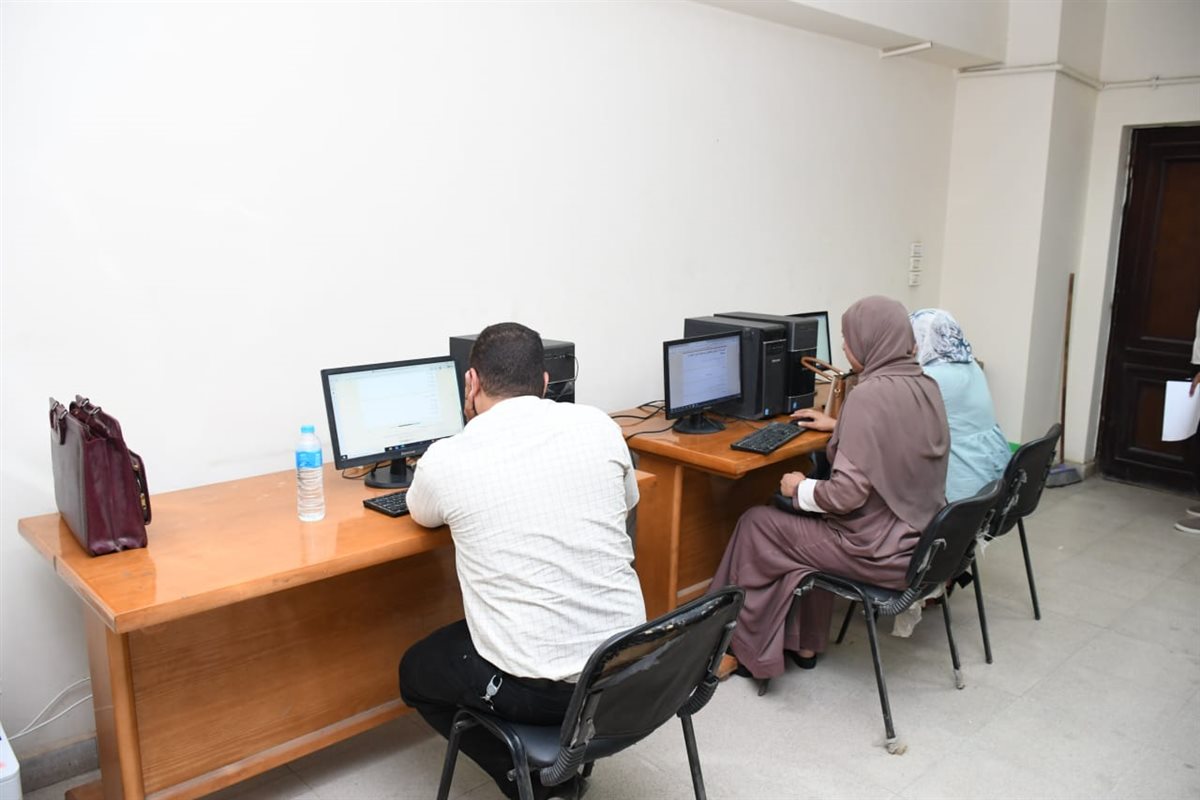 لليوم الثاني على التوالي.. محافظ الفيوم يتابع أعمال اختبارات المتقدمين لوظائف القيادات المحلية الجديدة