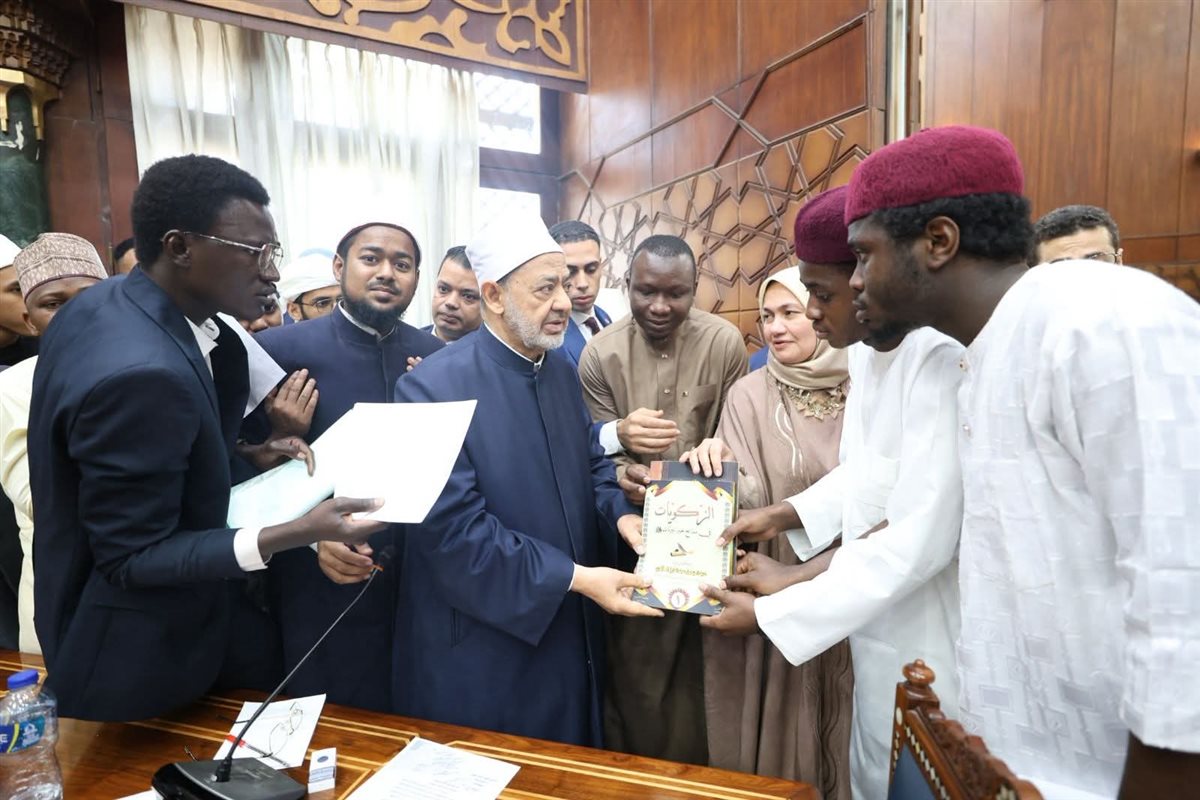 جانب من لقاء شيخ الأزهر بالطلاب الوافدين