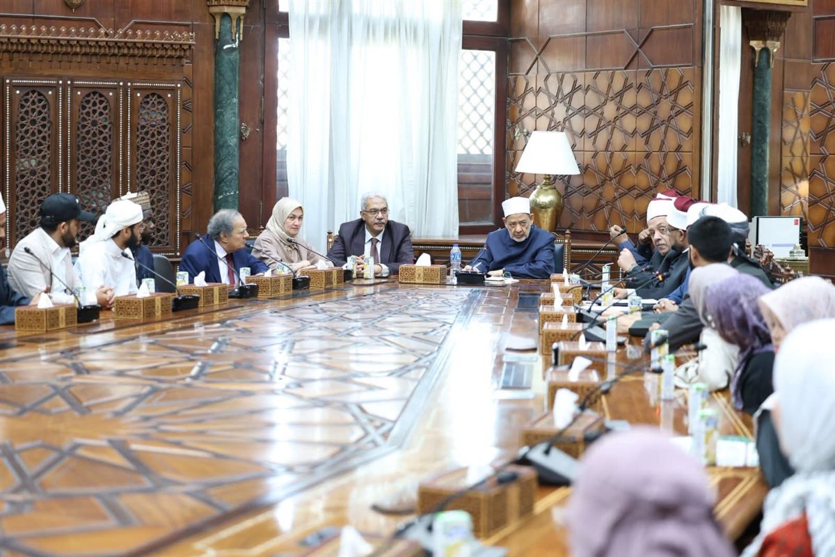 جانب من لقاء شيخ الأزهر بالطلاب الوافدين